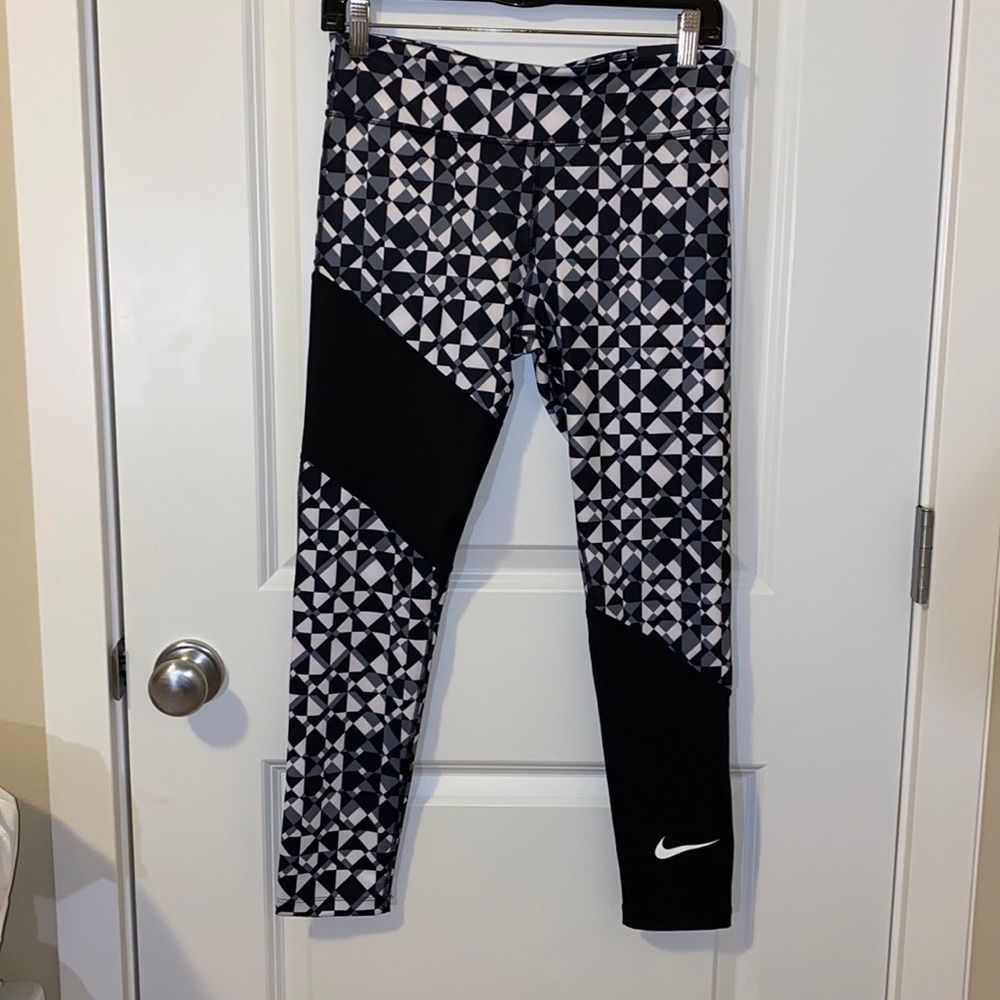 NWT Nike Tight Fit Black/white Training Leggings Sz Girls L